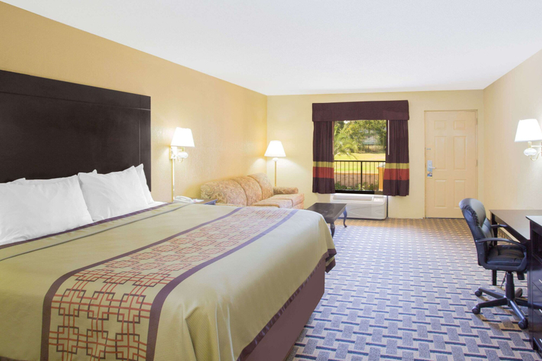 Bedroom 3, Days Inn by Wyndham Andalusia, Covington