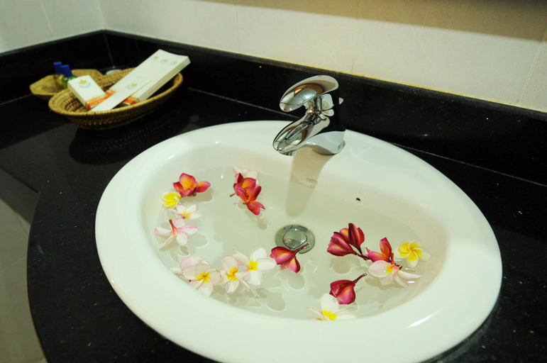 Bathroom 4, Dara Reang Sey Angkor Hotel, Siem Reap