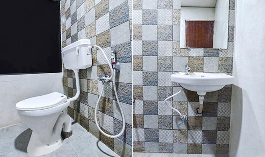 Bathroom 3, Fabexpress Poonam Palace, Ahmadabad