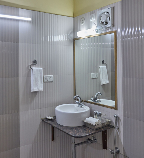Bathroom 5, Golden Amoon Resort, Kolar
