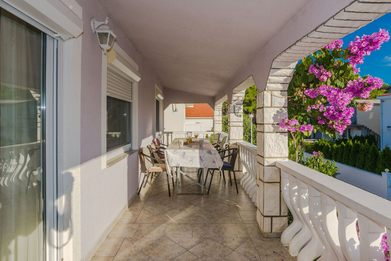 Others 5, Apartment Vinceljak, Vir