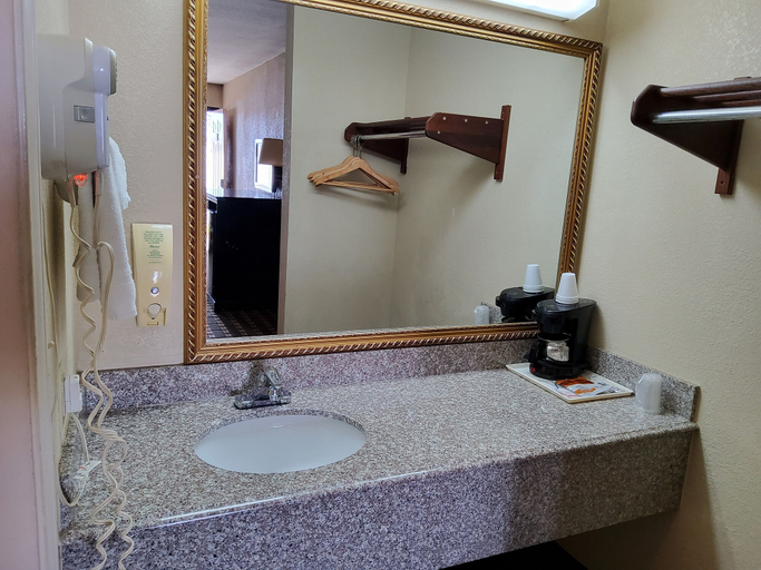 Bathroom 3, Budget inn, Bowie