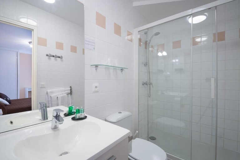 Bathroom 4, Hôtel de la Plage, Calvados