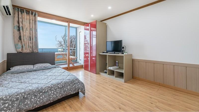 Bedroom 2, Daebudo Island (Yeongheungdo Island) Sea Sunset Spa Pension, Ongjin