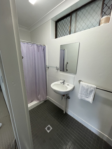 Bathroom 4, Kelso Hotel, Bathurst Regional - Pt A