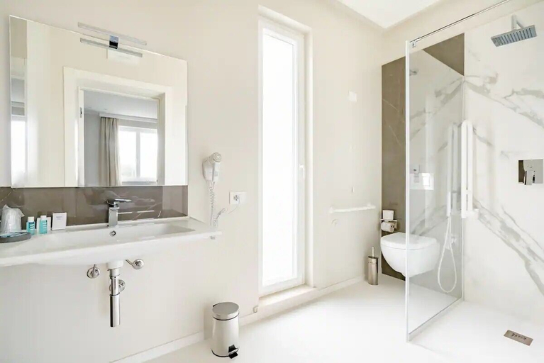 Bathroom 4, SHoruq, Trapani