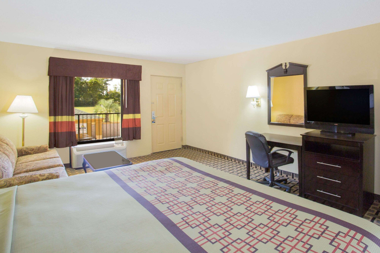 Bedroom 5, Days Inn by Wyndham Andalusia, Covington
