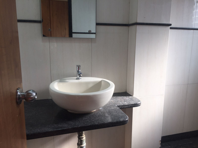 Bathroom 4, Hotel Regal Inn, Mumbai Suburban