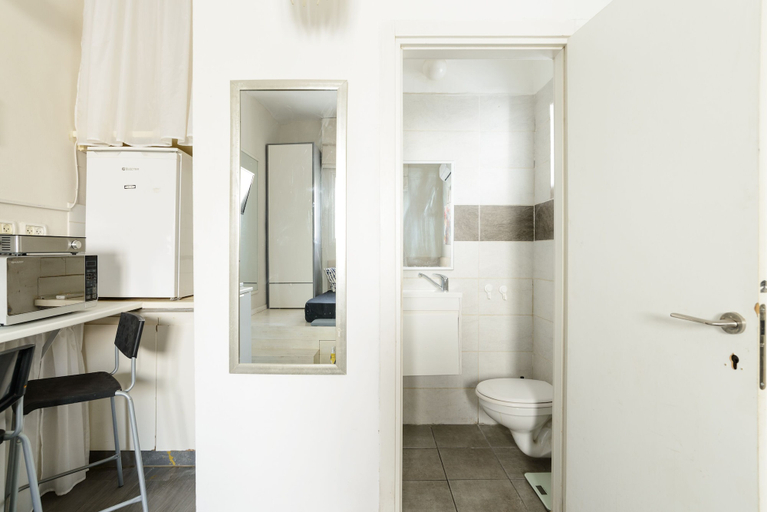 Bathroom 5, Quiet Studio near Beach & Market