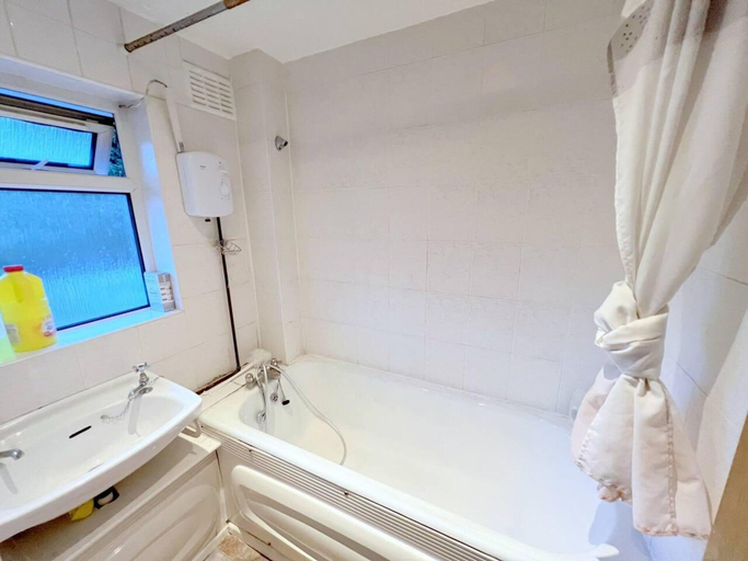 Bathroom 2, 4-bed House in South London, London