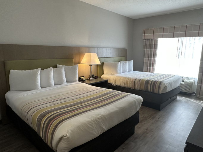 Bedroom 3, Country Inn & Suites by Radisson, Grand Rapids Airport, MI, Kent
