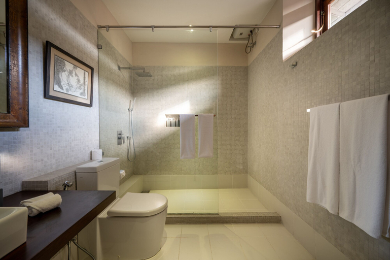 Bathroom 4, 42 Lighthouse Street, Galle Four Gravets
