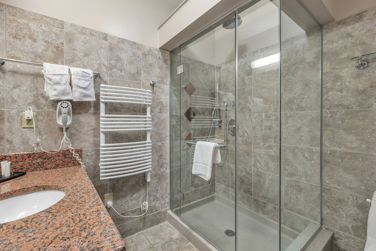 Bathroom 4, The Inn at Ohio Northern University, Hardin