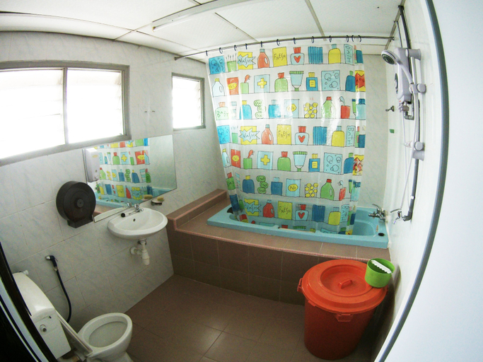 Bathroom 4, 39 Guest House, Malacca City