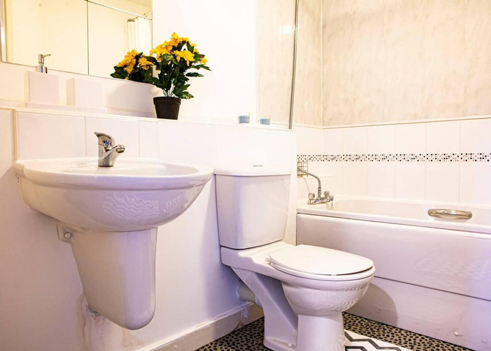 Bathroom 3, Inviting 2-bed Apartment in Wolverhampton, Wolverhampton