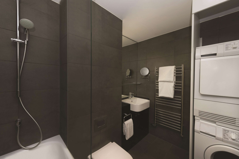 Bathroom 5, Adina Apartment Hotel Hamburg Michel, Hamburg