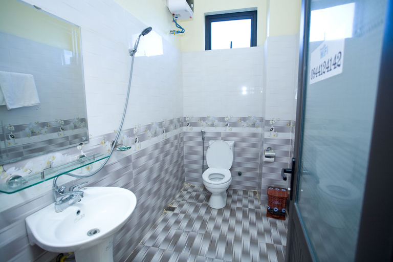 Bathroom 3, Co Cuc Hotel - Hostel, Bố Trạch