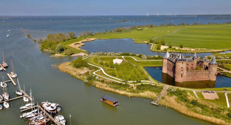 Marina, Houseboat - Sleeps 2 & Free Parking, Loenen