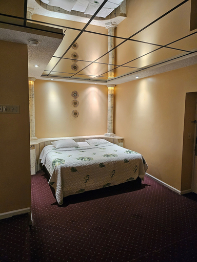 Bedroom 2, Loop Inn Motel, Middlesex