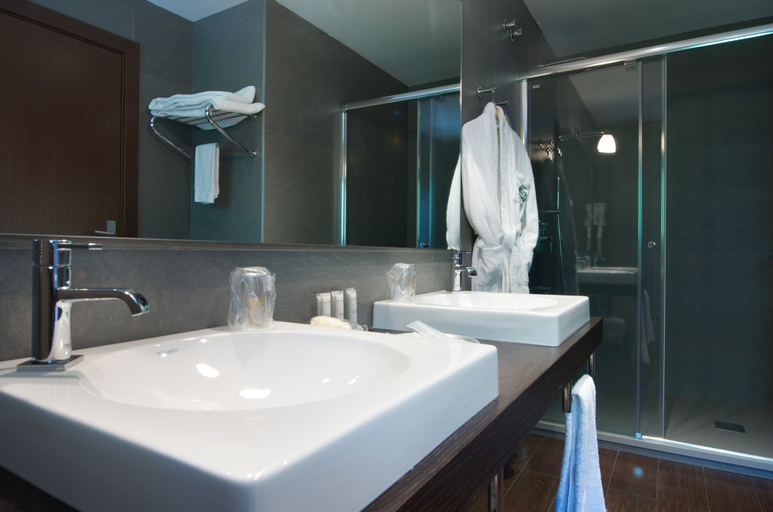 Bathroom 5, Hotel Manantial, Lleida