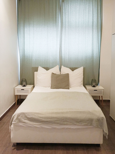 Bedroom 2, Spacious 3-bedroom Apartment in City Centre, Wien