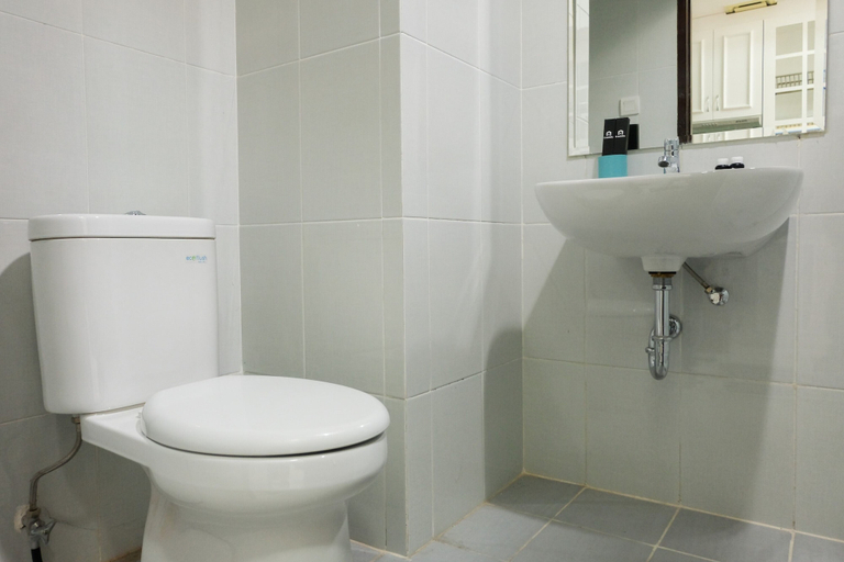 Bathroom 5, Best Price Studio at Casa De Parco Apartment By Travelio, Tangerang