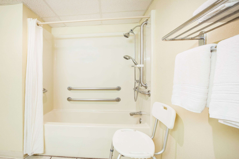 Bathroom 4, Super 8 by Wyndham Clinton, Van Buren