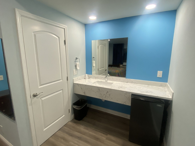 Bathroom 4, Star Inn Motel, Orange