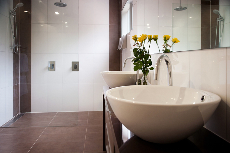 Bathroom 4, Amanti, Hepburn - East
