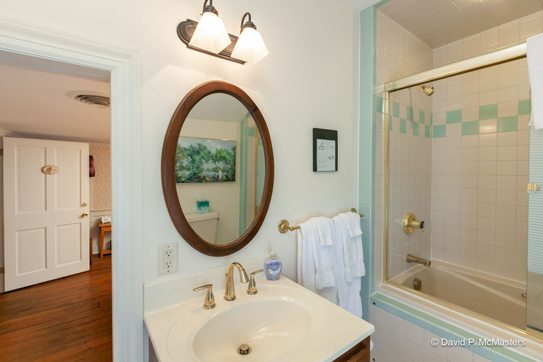 Bathroom 3, Baladerry Inn, Adams