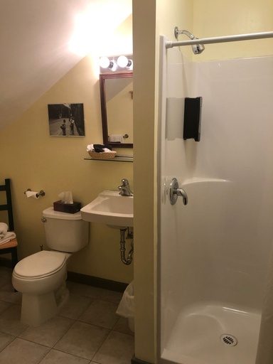 Bathroom 4, Crowsnest Vineyards Guesthouse, Okanagan-Similkameen