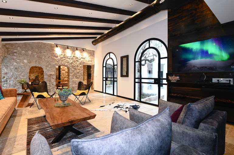 Others 5, Villa Confita