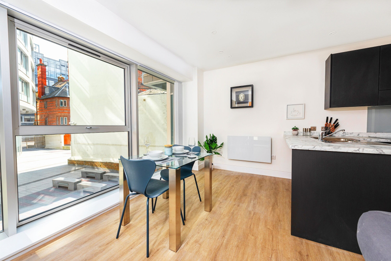 Dining 3, Luxury City Centre Gem, Prime Location, Sefton