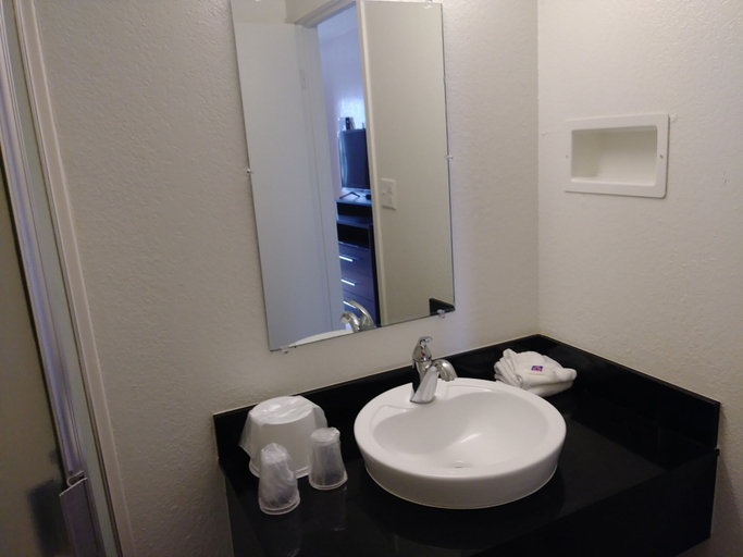 Bathroom 4, Motel 6 Goodland, KS, Sherman