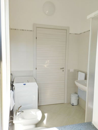 Bathroom 4, Icaro Apartments, Messina