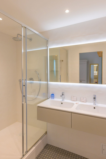 Bathroom 4, Hotel Les Armoiries, Alpes-Maritimes