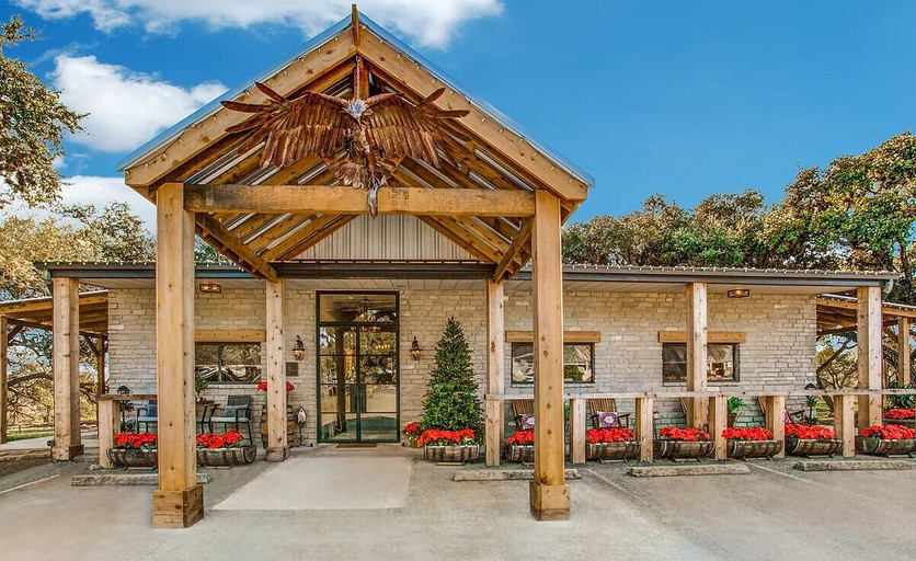 Exterior & Views, Eagles Landing Lodge Private Suites and Group Lodging, Comal