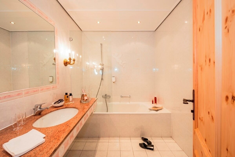 Bathroom 4, Parkhotel Wallgau, Garmisch-Partenkirchen