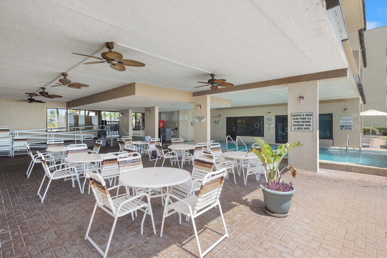 Food & Drinks, Gulfgate B307 - Red Wave, Bay