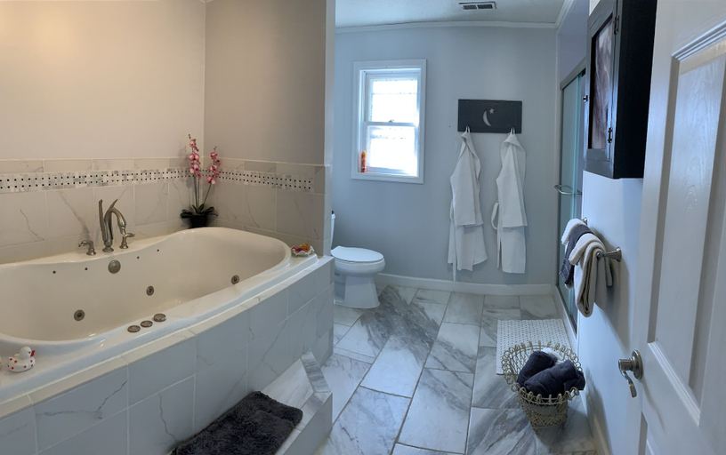Bathroom 3, Mountain Harbour B&B and Hiker Hostel, Carter