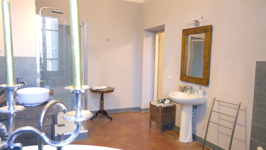Bathroom 5, Bresbot, Pavia