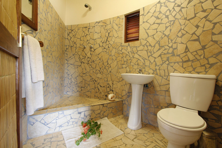 Bathroom, Golden Sands Apartments by Sol Resorts, Vilanculos