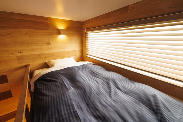 Others 5, the circle apartment, Shima