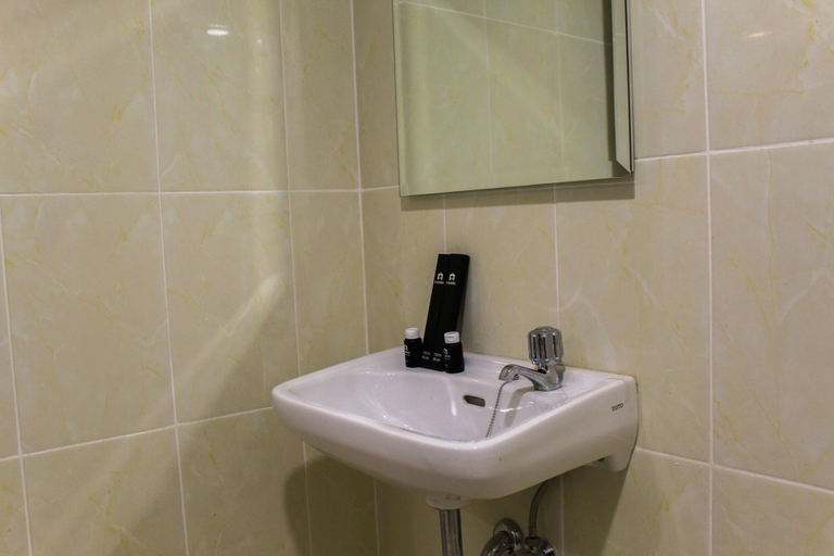 Bathroom 3, Warm and Cozy 3BR Apartment at M-Town Residence, Tangerang
