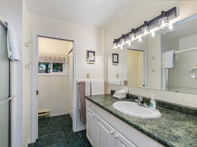 Bathroom 4, Salty Towers Oceanfront Cottages, Capital