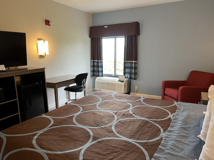 Bedroom 4, Super 8 by Wyndham Clemmons/Bermuda Run/Winston-Salem I-40, Forsyth