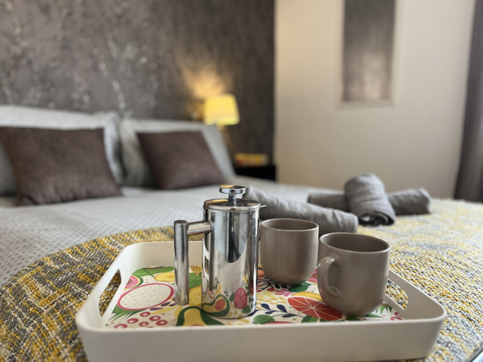 Food & Drinks, Modernised Central Wigan Townhouse Sleeps up to 6, Wigan