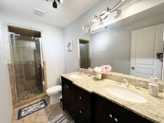 Bathroom 2, Vacation home beside the trails and Park, Simcoe