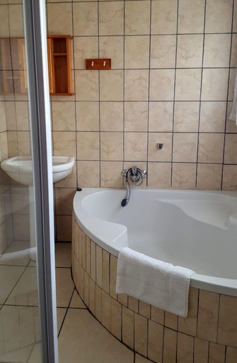 Bathroom 3, Oregon Cottage, Thabo Mofutsanyane