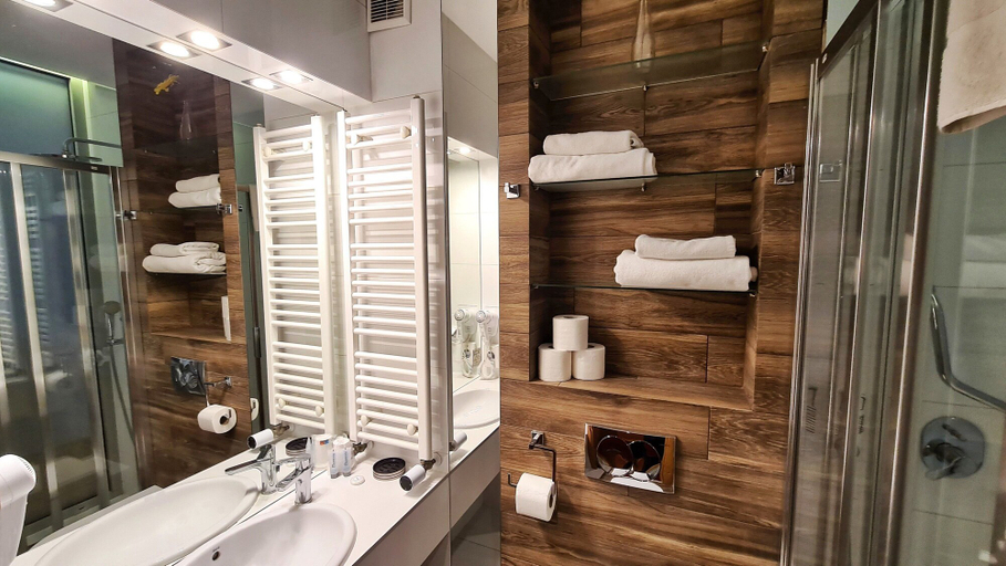Bathroom 5, Hotel Malinowski Economy, Gliwice City